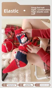 Detalle de calcetines navideños suaves de forro polar coral con figura de Papá Noel 3D
