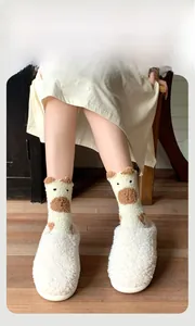 Détail de chaussettes en polaire corail avec oreilles 3D et texture pelucheuse très épaisse