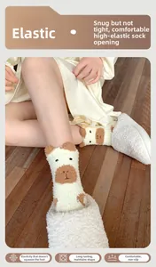 Détail de chaussettes en molleton corail avec design 3D et revers élastiques