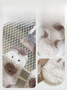 Détail macro de chaussettes en polaire corail épaisse avec motif ours en peluche