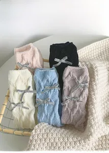 Calze spesse in ciniglia multicolore con fiocco argento e trama a maglia a trecce