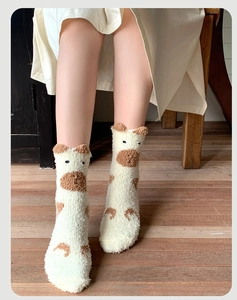 Détail de chaussettes en polaire corail moelleuse avec oreilles d'animaux et texture douce
