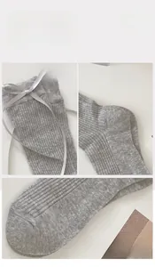 Dettaglio di calze in cotone grigio chiaro con polsino elastico e tallone rinforzato