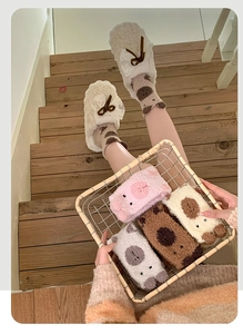 Gros plan sur les chaussettes d'hiver en polaire corail avec oreilles d'animaux 3D