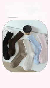 Détail de six paires de chaussettes en tweed à côtes verticales et particules colorées