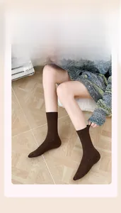 Détails du tricot de chaussettes marron foncé avec motifs mouchetés blancs et côtes