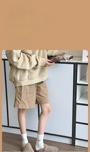 Vue détaillée de chaussettes en coton côtelé pour femmes avec des mules marron