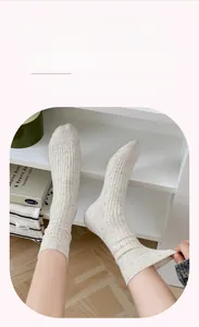 Détail du bord-côte extensible sur chaussettes en coton moucheté pour l'hiver