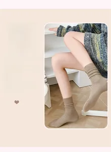 Détail de la maille côtelée des chaussettes en coton marron clair pour femme à domicile