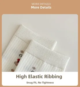 Détail du revers élastique de chaussette en coton avec ours mignon et motifs cœurs