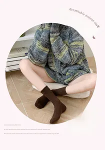 Gros plan de chaussettes en coton côtelé marron café avec détails mouchetés blancs