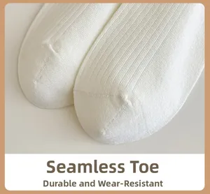 Gros plan sur la pointe sans couture des chaussettes en coton blanc respirant pour femmes