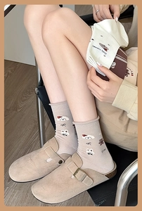 Détail de chaussettes en coton beige et marron avec des motifs d'animaux mignons