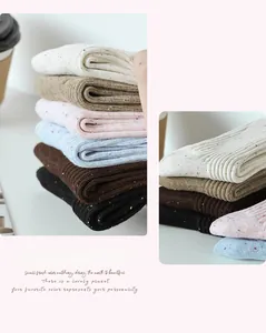 Détail macro de chaussettes en maille avec taches colorées et rayures verticales