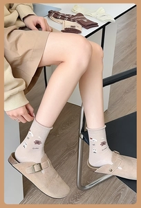 Détails de motifs mignons d'ours et lapin sur chaussettes douces en coton peigné