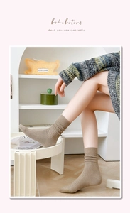Gros plan de chaussettes en coton kaki avec côtes verticales et texture douce