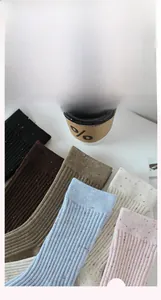 Gros plan détaillé du motif tricoté moucheté sur diverses chaussettes d'automne en coton
