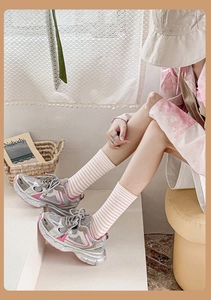 Vista laterale di sneaker chunky da donna con mesh rosa e argento su suola platform