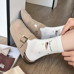 Mules en daim kaki avec chaussettes en coton côtelé brodées d'ours sur bois