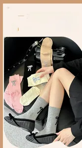 Vue détaillée de chaussettes en coton peigné avec des nœuds élégants en velours floqué