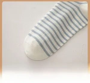 Dettaglio della punta rinforzata e della trama a righe blu delle calze di cotone