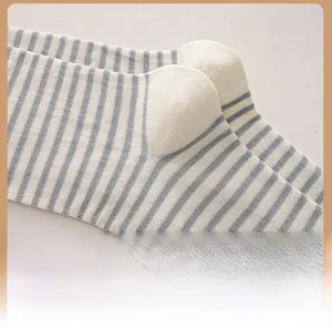 Dettaglio macro del tallone a U su calze in maglia di cotone a righe bianche e blu