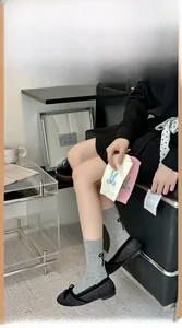 Détail de chaussettes en coton doux avec un élégant nœud en velours noir au talon