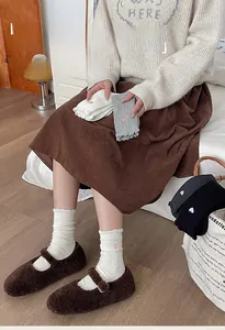Détail de chaussettes à volants avec broderie cœur rose et texture tricotée