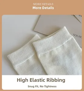Gros plan du bord-côte élastique blanc sur chaussettes en coton au tricotage précis