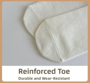 Détail macro de la pointe renforcée des chaussettes en coton pour une durabilité accrue