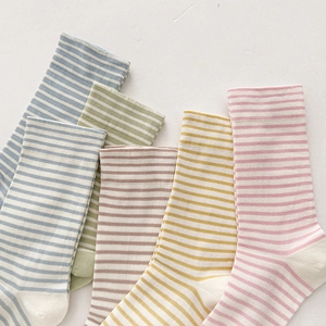 Calze di cotone a righe colorate con polsini a costine elastiche e morbide