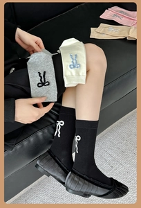 Détail de cinq chaussettes en coton avec broderie nœud en velours 3D et coupe mi-mollet