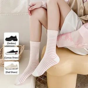 Calze premaman a righe rosa in cotone abbinate a scarpe da ginnastica e scarpe basse