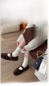Détail de chaussettes blanches avec broderie cœur rose et texture côtelée verticale