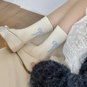 Chaussettes femme en coton crème avec jacquard nœud bleu clair et bord-côte élastique