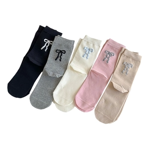 Cinq paires de chaussettes en coton pour femmes avec broderie nœud en diverses couleurs