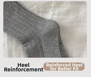 Vue détaillée du talon de chaussette renforcé gris foncé avec texture de tricot côtelé