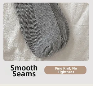 Détail de la couture plate aux orteils et maille fine sur chaussettes grises