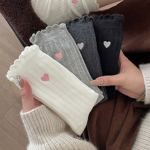 Chaussettes en coton pour femmes avec broderie cœur et volants en quatre couleurs neutres
