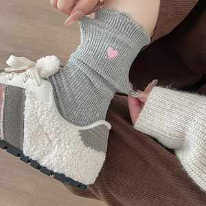 Chaussettes grises côtelées avec broderie cœur rose et baskets en laine d'agneau