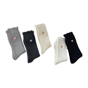 Lot de cinq paires de chaussettes en coton avec broderie cœur et bords ondulés