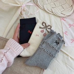 Tre paia di calzini in cotone con ricamo a fiocco nei colori nero, beige e grigio