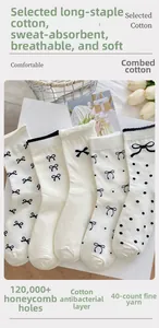 Nahaufnahme cremefarbener Socken mit schwarzen Schleifen und atmungsaktiver Wabenstruktur