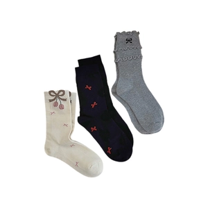 Tre paia di calzini in cotone con ricamo a fiocco e bordi a volant in colori assortiti