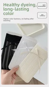 Détail de chaussettes en dentelle avec nœuds montrant une haute élasticité et résilience