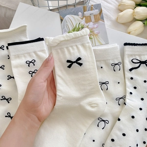 Weiße Baumwollsocken mit schwarzen Schleifen, Punkten und gerüschten Bündchen