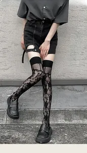 Détail de chaussettes hautes noires en dentelle florale avec motif ajouré élégant