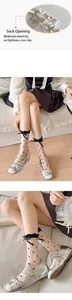 Details von Mesh-Socken mit Punkten und schwarzen Schleifen mit silbernen Mary Janes