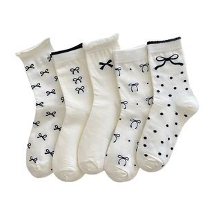 Fünf Paar weiße Baumwollsocken mit schwarzen Schleifenmustern und Rüschenbündchen-Details