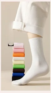 Nahaufnahme der Rippbündchen und gekämmten Baumwolltextur bei bunten Crew-Socken